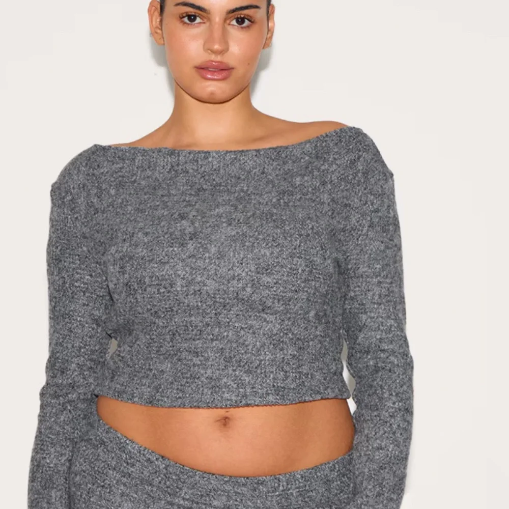 🐣NWT PrettyLittleThing Charcoal Off-Shoulder Sweater - Picture 3 of 12